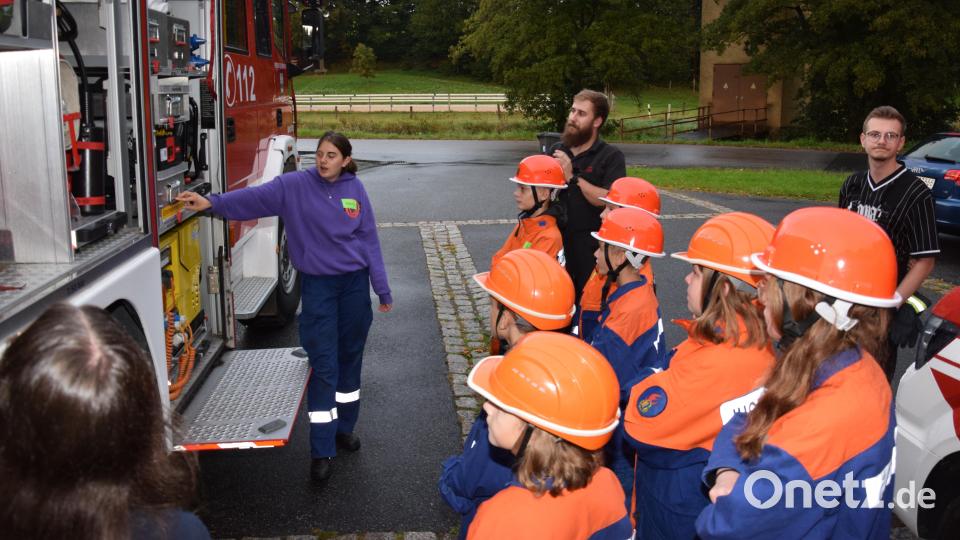 Bianka Käs von der Jugendfeuerwehr zeigt die Ausrüstung des Tanklöschfahrzeugs. Bild: fla