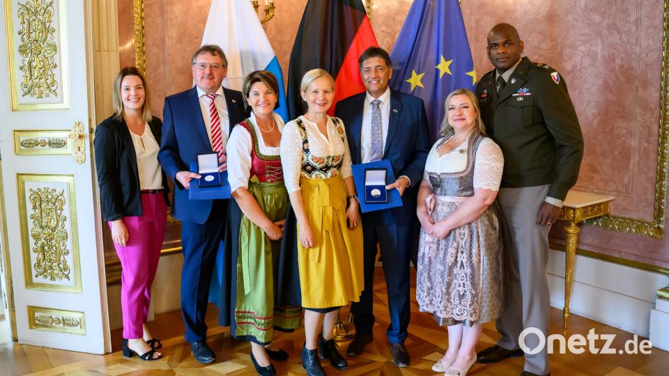 Grafenwöhrs Bürgermeister Edgar Knobloch (Dritter von rechts) und Vilsecks Bürgermeister Hans-Martin Schertl wurden mit der Medaille für Verdienste um die Zivil-Militärische Zusammenarbeit ausgezeichnet. Ihre Familien und Oberst Kevin Poole (rechts) mit Frau Patricia freuten sich. Bild: Joerg Koch/ Bayerische Staatskanzlei