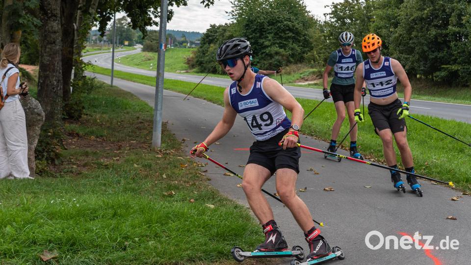 Bei den Herren sah es zunächst auch in diesem Jahr wieder nach einem Hirschauer Sieg, diesmal durch Paul Rumpler (links), aus. In der letzten Runde löste sich jedoch seine Bindung, so dass er nach einem Sturz mit dem Ausgang des Rennen nichts mehr zu tun hatte. Sieger wurde Tobias Hofbauer vom SC Großberg – hier noch an der dritten Position. Bild: chl
