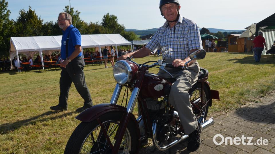 Der 78-jährige Otto Riedlbauer aus Straßenhäuser fuhr mit seinem Zündapp-Motorrad aus dem Jahr 1950 nach Roggenstein. Bild: dob
