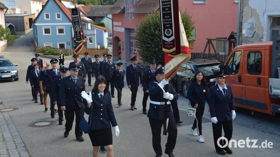 Bei Kaiserwetter feierte der Schützenverein &quot;Edelweiß&quot; Roggenstein sein 100-jähriges Gründungsjubiläum. Auch die örtliche Feuerwehr ist dabei. Bild: dob