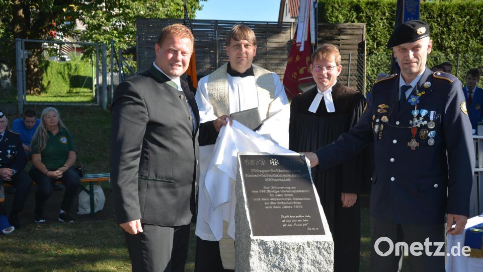 Bei der Enthüllung des neuen Gedenksteins waren dabei: (von links) Bürgermeister Stefan Grillmeier, Pfarrer Oliver Pollinger, Pfarrer Andreas Kraft sowie KSRK-Vorsitzender Wolfgang Danler. Bild: jr