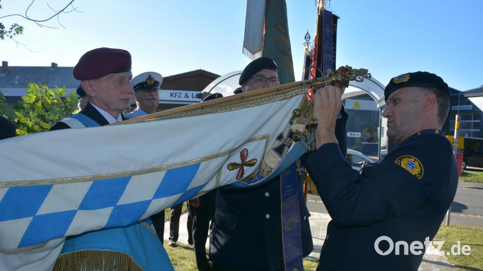 Anlässlich des 150-jährigen Bestehens der KSRK Mitterteich gab es gesegnete Fahnenbänder für die teilnehmenden Vereine. Bild: jr
