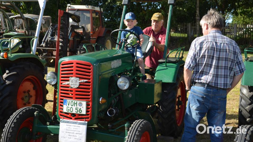 Johann Gollwitzer aus Altenstadt präsentierte seinen Traktor. Bild: dob