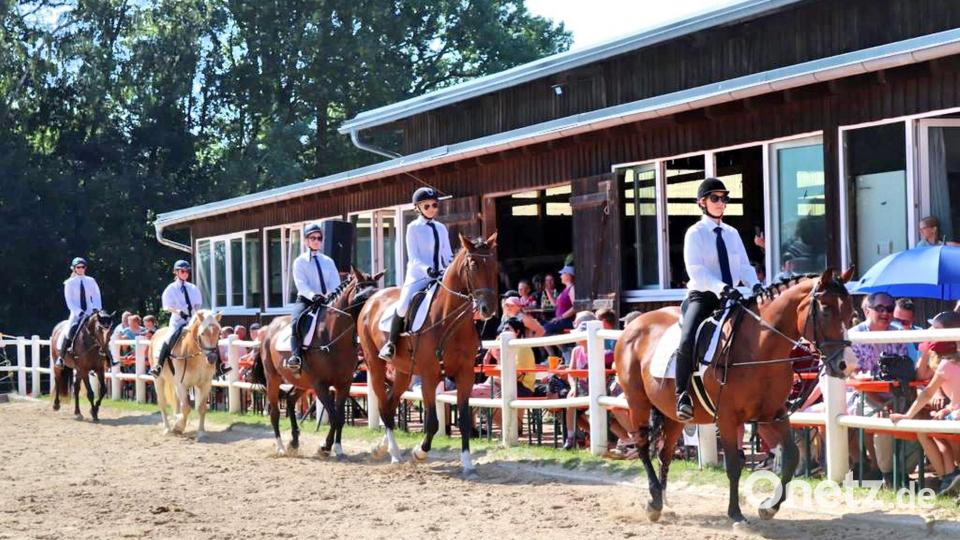 Die Jugendquadrille war als Mafiosi vertreten. Bild: whü