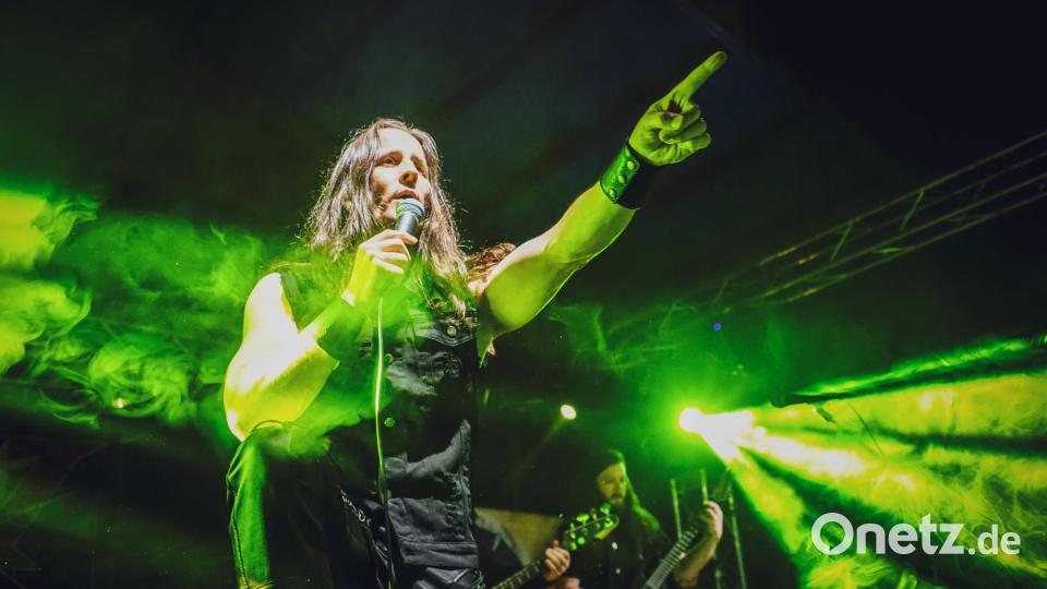 Die Musiker geben alles auf der Bühne der O&#039;Schnitt-Halle Bild: Elisa Fuchs/exb