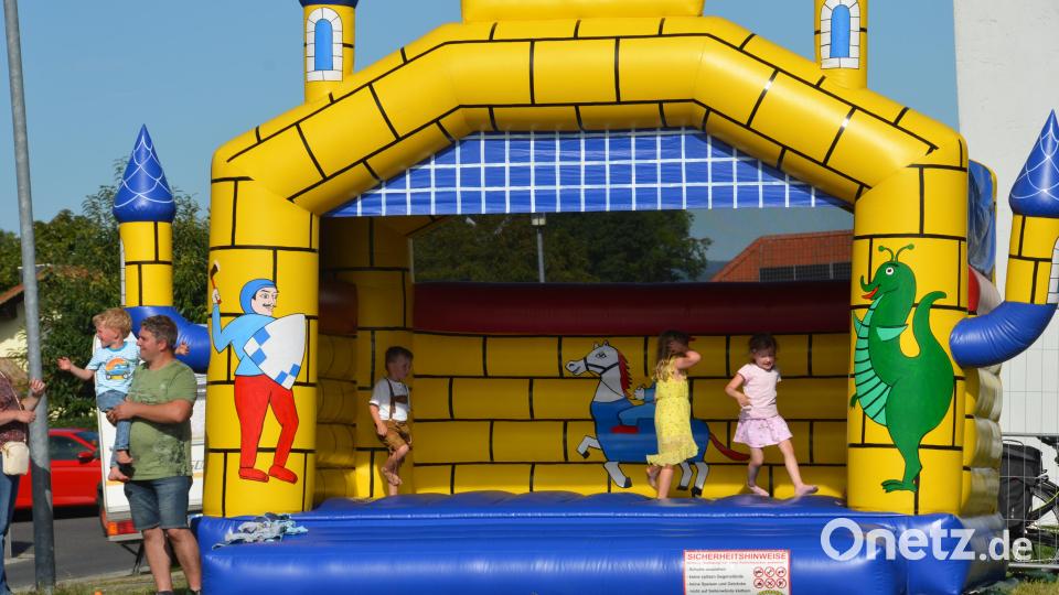 Eine Hüpfburg ist für die Kinder aufgebaut. Bild: dob