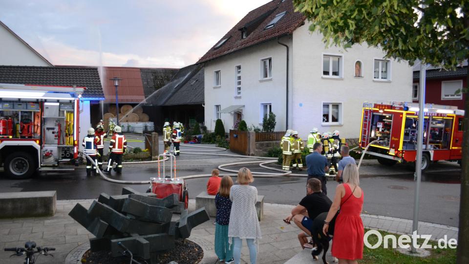 Einige Zuschauer, darunter Bürgermeister Dietmar Schaller, verfolgten interessiert das Geschehen rund um das Hilburger-Anwesen. Bild: kki