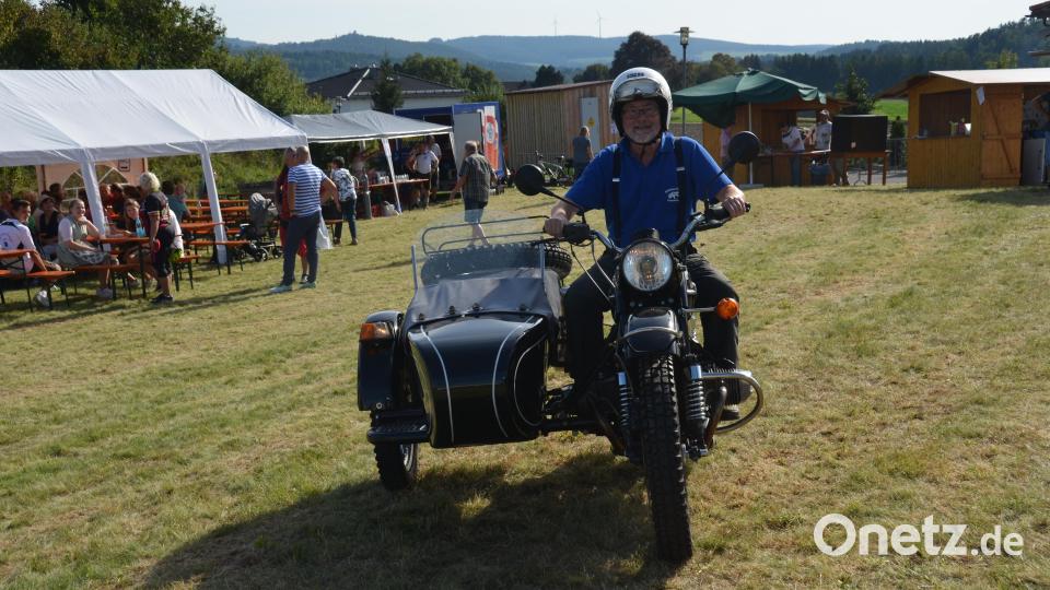Herbert Hanauer aus Pleystein kam mit seinem Ural-Motorrad mit Beiwagen auf die Anhöhe im Luhetal. Von weitem grüßte Leuchtenberg herüber. Bild: dob