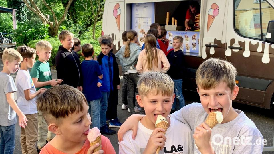 Ein Geburtstag, der schmeckt: Die Schüler des Augustinus-Gymnasiums feiern den 120. Geburtstag ihrer Schule. Bild: Gabi Schönberger