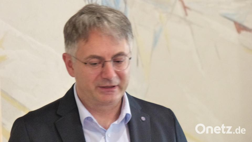 Kirchenvorstand Martin Ernst heißt die Gottesdienstbesucher im Namen der Kirchengemeinde willkommen. Bild: Hans Meißner/exb