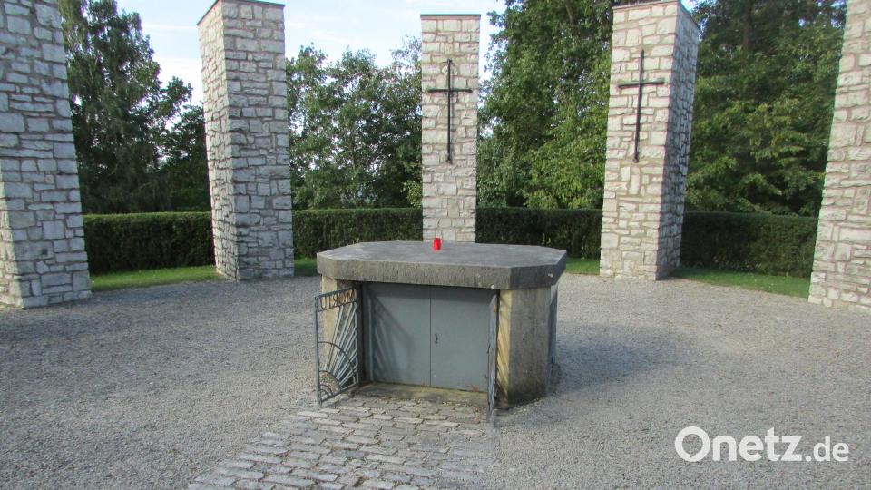 Der Altar der Gedenkstätte in Melkendorf, dahinter die Gedenksäulen für die Sängerkreise. Bild: exa/exb