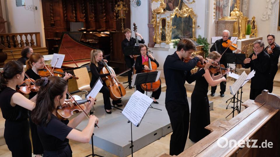Die Sprache der Musik tragen die Nachwuchstalente des Jungen Kammerorchesters Ostbayern aufs Land. In der Speinsharter Klosterkirche beeindrucken die jungen Leute mit einem anspruchsvollen Programm. Bild: do
