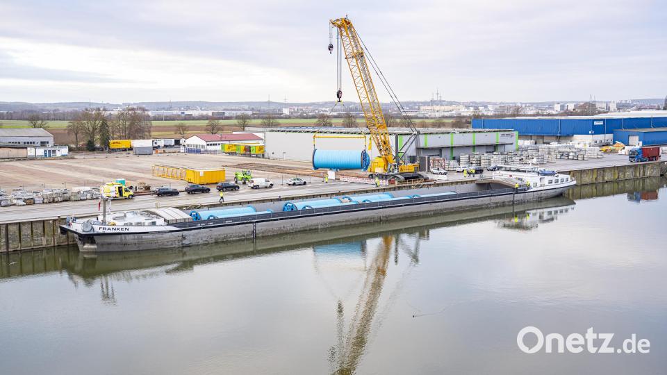 Am Hafen in Regensburg werden die Kabeltrommeln vom Schiff entladen. Bild: M. Ziegler