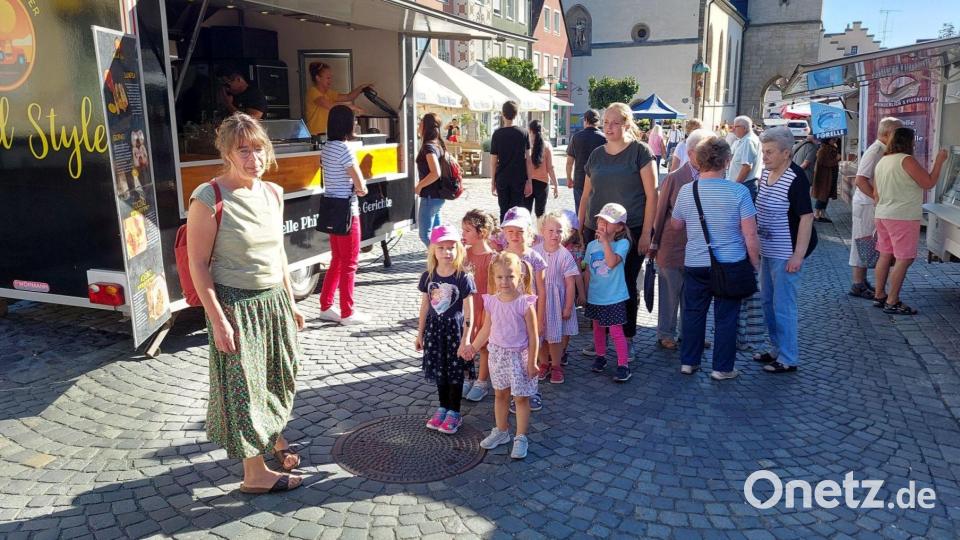 Eine Gruppe des Kindergartens informierte sich über regionale Produkte. Bild: exb