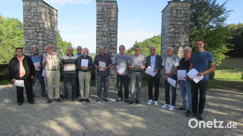 Die Sänger des Männergesangvereins Neusorg gedachten an der Gedenkstätte in Melkendorf ihrer verstorbenen Kameraden. Im Bild (von links) Alexander Hörl, Josef Lang, Joachim Weiß, Karl Lenhard, Günther Stock, Dietmar Heinl, Christoph Jungnickl, Hans Leeb, Alois Würstl, Eduard Wedlich, Peter König, Dieter König, Ludwig Schindler und Chorleiter Siegbert Filbinger. Bild: exa/exb