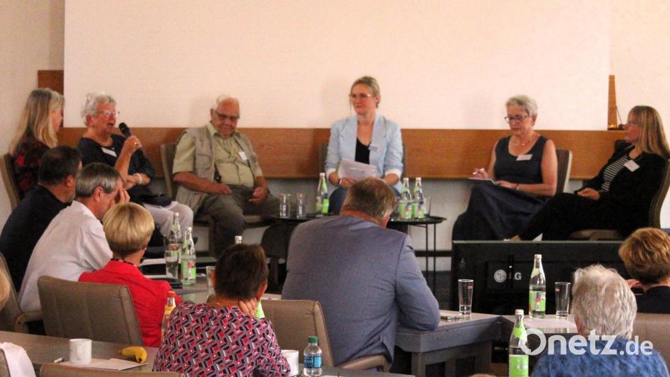 Fünf pflegende Angehörige im Gespräch mit Moderatorin Kathrin Fischer vom Bayerischen Landesamt für Pflege: Teils mit Tränen und teils mit Humor wurden im Rahmen der Demenzwochen die Sorgen und Ängste erklärt. Der gemeinsame Tenor: &quot;Weniger Mitleid, dafür mehr Hilfe und Anerkennung unserer Leistung - gesellschaftlich als auch politisch.&quot; Bild: Dagmar Williamson