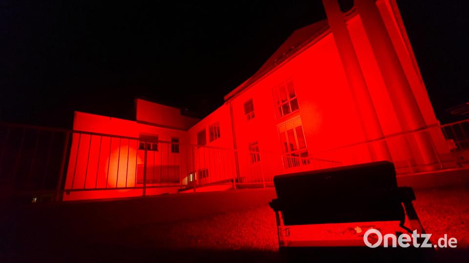 Bundesweit haben am Mittwoch Krankenhäuser auf ihre finanziell schwierige Lage aufmerksam gemacht. Das Krankenhaus Kemnath wurde am späten Mittwochabend rot angestrahlt. Bild: kaz