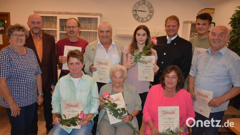 Jahrzehntelang treue Mitglieder ehrten die Wanderfreunde Mitterteich, die seit 15 bis 45 Jahren dem Verein die Treue halten. Die Zahl der Mitglieder konnte im vergangenen Vereinsjahr auf nunmehr 122 Personen gesteigert werden. Bild: jr
