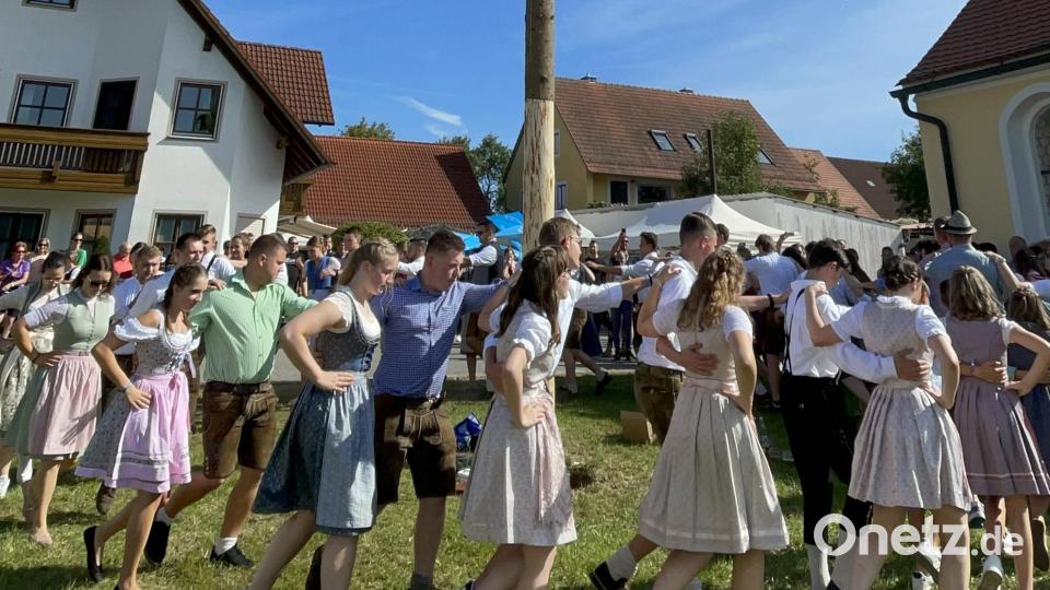 20 Kirwapaare tanzten den Baum in Egelsheim am Sonntag aus. Bild: Christian Viehauser