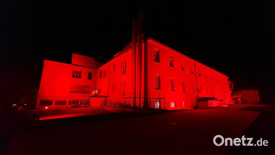 Bundesweit haben am Mittwoch Krankenhäuser auf ihre finanziell schwierige Lage aufmerksam gemacht. Das Krankenhaus Kemnath wurde am späten Mittwochabend rot angestrahlt. Bild: kaz