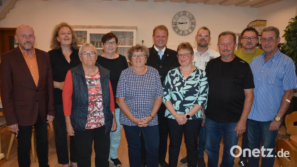 Mit dieser Mannschaft gehen die Wanderfreunde Mitterteich in die kommenden zwei Jahre. Vorsitzende bleibt Andrea Zinnecker (5. von links), dazu gratulierten Bürgermeister Stefan Grillmeier (Mitte) und Stadtverbandsvorsitzender Peter Haibach (links). Bild: jr