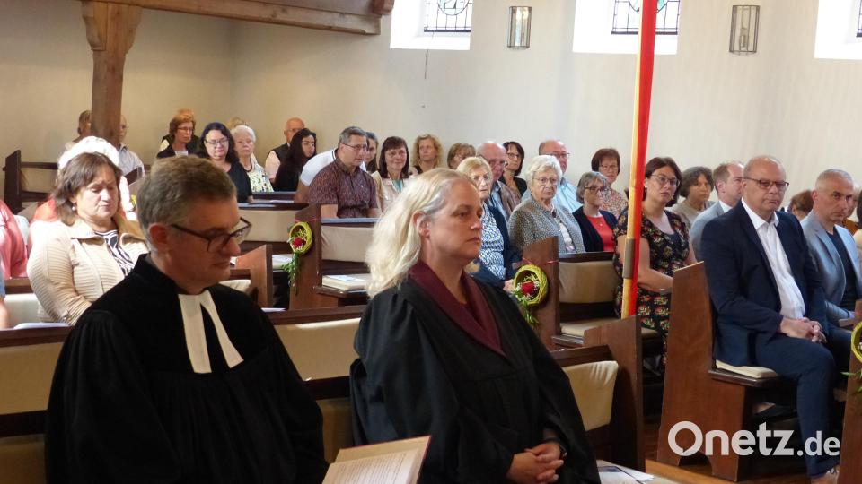 Die Gottesdienstbesucher füllen das Gotteshaus in Wernberg-Köblitz gut aus. Die Erlöserkirche feiert 70. Kirchenjubiläum. Bild: Hans Meißner/exb