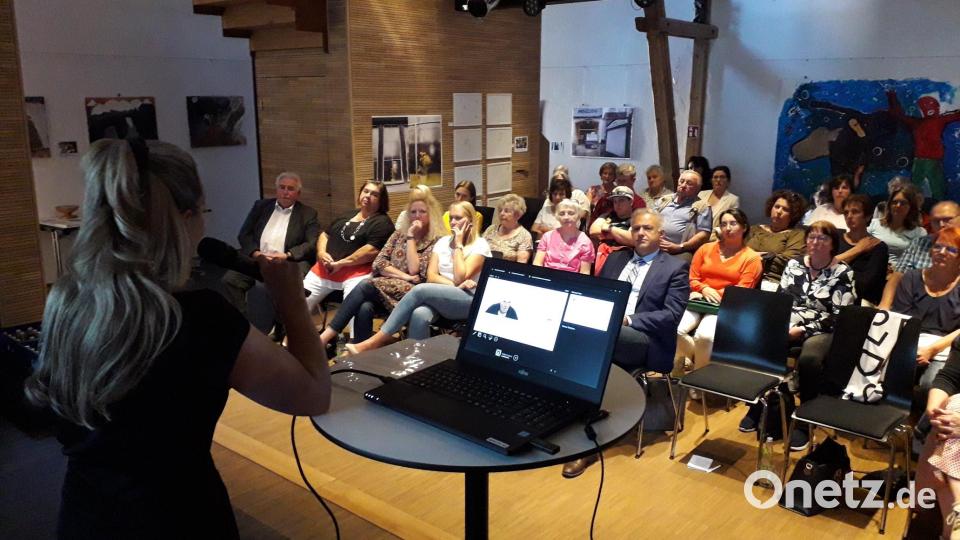 Die Besucher hörten Janka Hannemann-Mathes von &quot;Leben plus&quot; Tirschenreuth interessiert bei ihrem Vortrag zu. Bild: Tobias Gabel/Landratsamt Tirschenreuth/exb