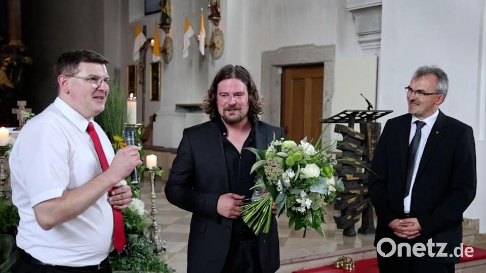 Holger Popp (links) und Pfarrer Martin Besold (rechts) dankten Martin Sturm für seine Darbietungen. Bild: rw