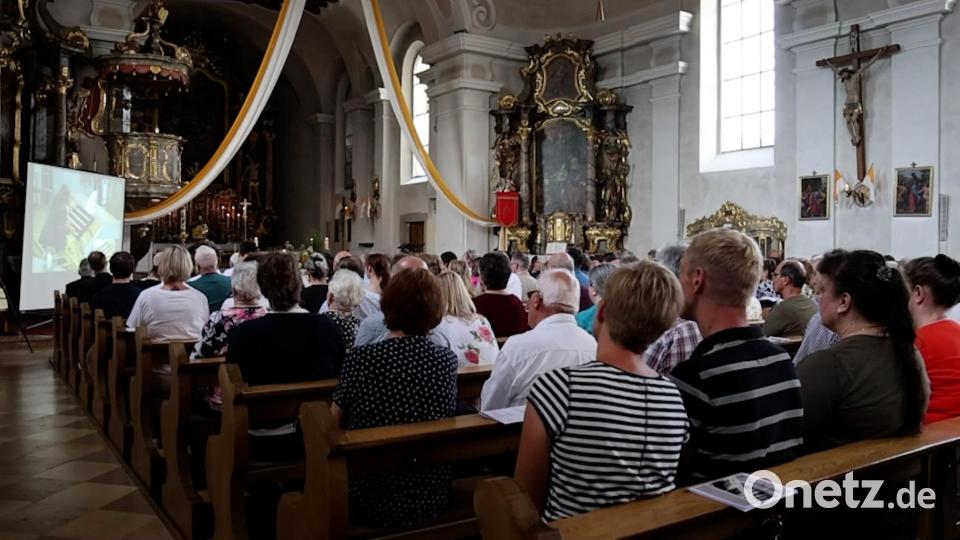 Einweihungskonzert der neuen Orgel in Erbendorf: Die Zuhörer konnten das Orgelspiel auf einer Leinwand mitverfolgen. Bild: rw
