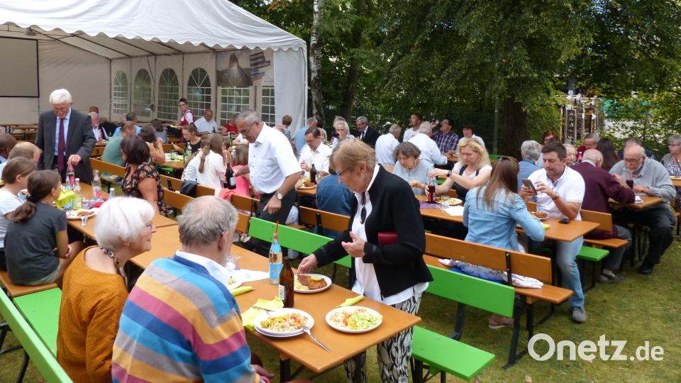 Viele nutzen die Möglichkeit zur Einnahme des Mittagsessens im Pfarrgarten. Bild: Hans Meißner/exb