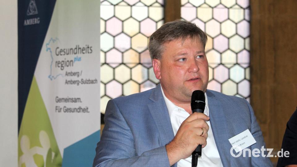 Stellvertretender Landrat und Bürgermeister in Kastl, Stefan Braun, warnte vor Selbstisolierung und sucht nach Ansätzen, die Angehörigen das soziale Leben ermöglichen. Bild: dwi