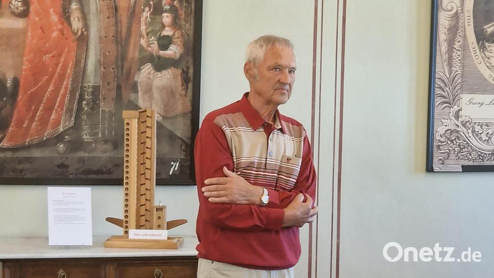 Gottfried Zeis stellt seine Kugelbahnen derzeit im Stadtmuseum in Pfreimd aus. Bild: Museum Pfreimd/exb
