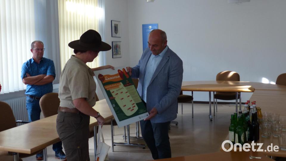 Aus den Händen von Michaela Griener erhält Bürgermeister Gerhard List die Lauschtafel für den Startpunkt am Rathaus. Bild: hme
