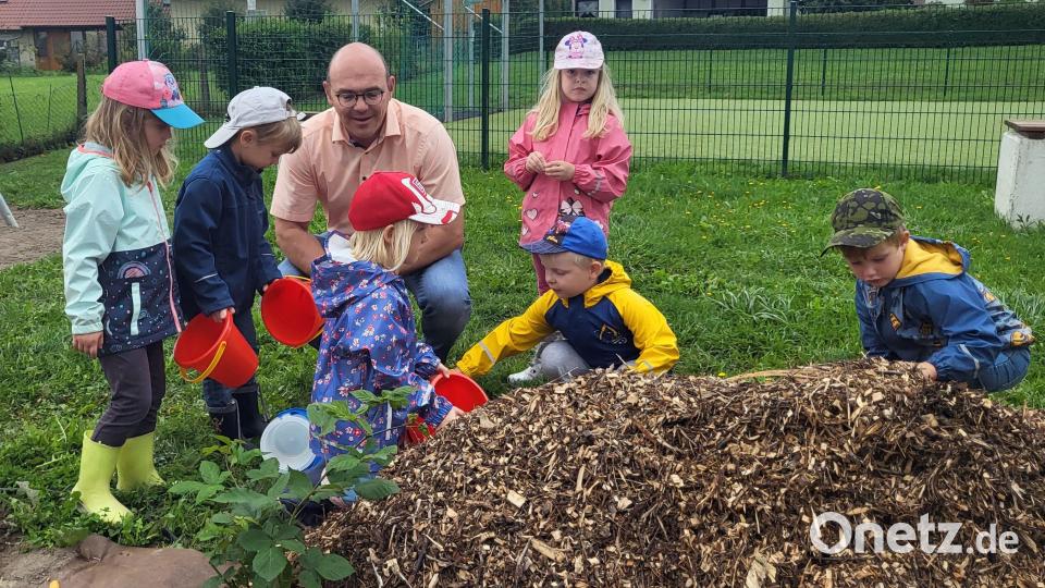 Bürgermeister Johannes Schmid freut sich über die Mithilfe der Kinder beim Anlegen der Beete. Bild: lgc