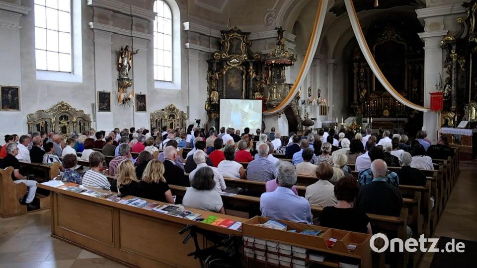 Einweihungskonzert der neuen Orgel in Erbendorf: Die Zuhörer konnten das Orgelspiel auf einer Leinwand mitverfolgen. Bild: rw