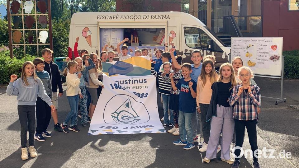 Hoch soll ihre Schule leben: Die Schülerinnen und Schüler des Augustinus-Gymnasium feiern am Donnerstag spontan, dass vor 120 Jahre die ersten Schüler das damals noch Humanistische Gymnasium besucht haben. Eis inklusive. Bild: Gabi Schönberger