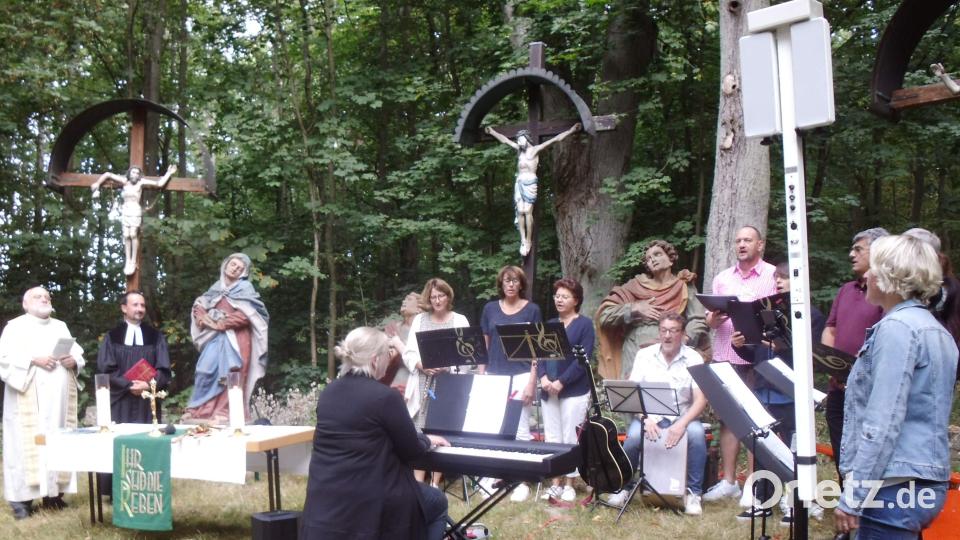 Die ökumenische Andacht zum Wirschtlberg-Revival zelebrierten Pater Alfred Lindner (links) und Pfarrer Stefan Fischer (rechts). Bild: u
