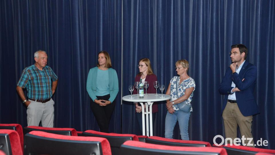 Nach der Filmvorführung sprach Hans-Peter Pauckstadt-Künkler mit den Landtagskandidaten Laura 'Weber (Grüne), Nicole Bäumler (SPD), Barbara Kindl (ÖDP) und Stephan Oetzinger (CSU, von links) über ihre aus dem Film gewonnenen Erkenntnisse. Bild: bey