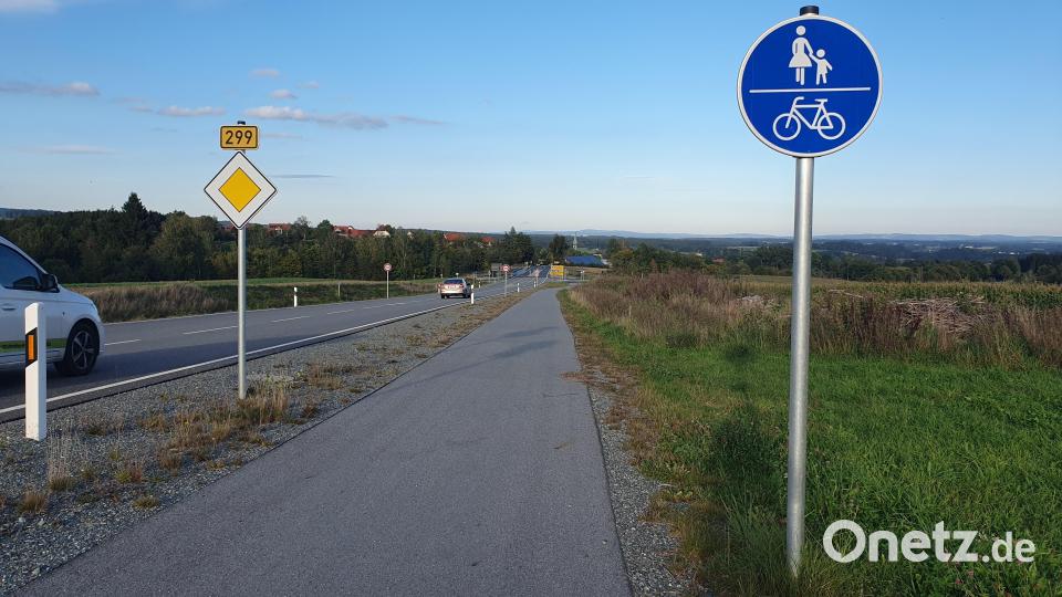 Die Stadt Erbendorf übernimmt die Unterhaltungslast des kombinierten Geh- und Radweges entlang der B299 zwischen Erbendorf und dem Ortsteil Eppenhof. Bild: kaz