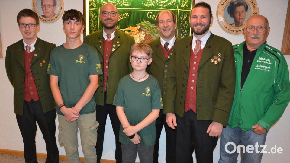 Im Bild die Sieger des diesjährigen Preis- und Königschießens in Königshütte, (von links) mit Julian Männer, Julien Lenk. Vorsitzenden Johannes Kirchner, Noah Eckert, Thomas Heindl, Peter Härtl und Michael Seitz. Bild: jr