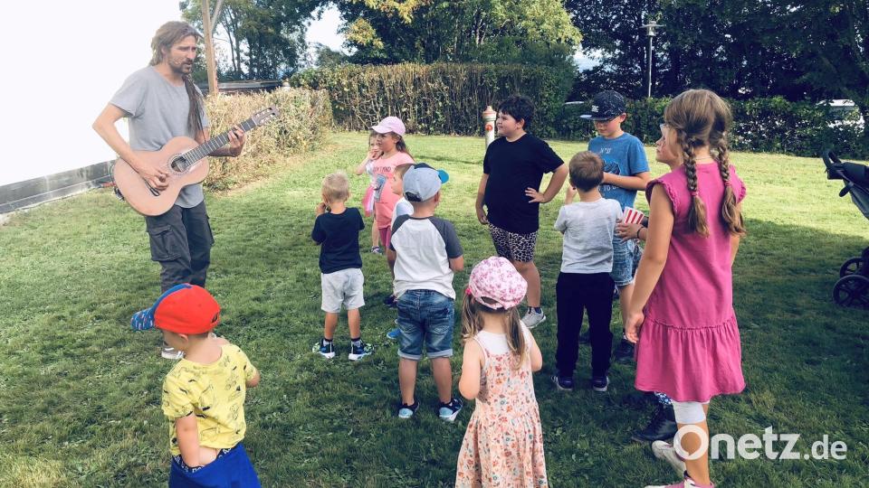 Mit seinem Mitmachprogramm begeisterte &quot;Toni Komisch&quot; nicht nur die gespannt lauschenden Kinder. Bild: wro