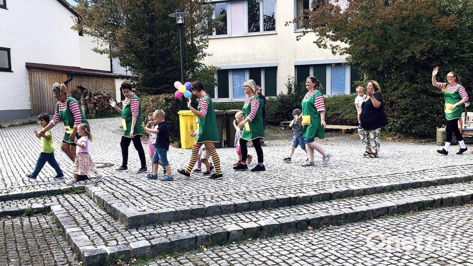 Das Herbstfest des Kinderhauses Sankt Marien starte mit einem kleinen Festzug. Bild: wro