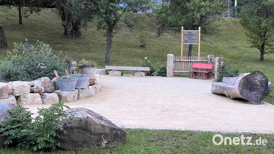Die Duft- und Heilkräuteroase in Königstein stellt heimische Pflanzen vor und bietet Sitzgelegenheiten zum Verweilen. Bild: wku
