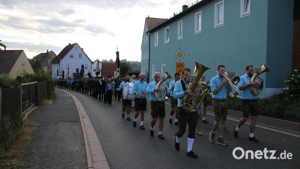 Am frühen Morgen ging es in einem Festmarsch zum Feuerwehrhaus. Bild: sne