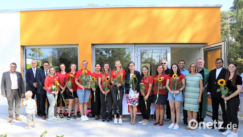 Die Einrichtungsleitung Susanne Pritzel und ihr Team freuen sich über den neuen Anbau. Bild: Matthias Walk/exb