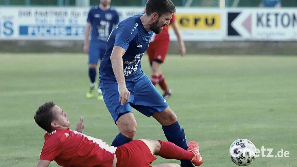 Es wird zur Sache gehen im Landkreis-Derby zwischen dem SV Etzenricht und der SpVgg Vohenstrauß. Unser Bild zeigt eine Szene aus vergangenen Duellen zwischen beiden Vereinen; der Etzenrichter Stephan Herrmann behauptet sich dabei gegen eine Grätsche von Sebastian Zäch (Vohenstrauß). Bild: war