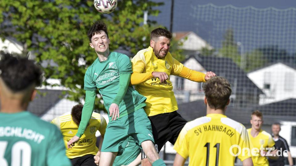 Keinen Sieger gab es im letzten Vergleich zwischen dem 1. FC Schlicht und SV Hahnbach (3:3) im Mai 2023. Ein Remis könnte auch diesmal in der Neuauflage des Derby herausspringen. Das Bild zeigt den Hahnbacher Doppeltorschützen Manuel Plach (rechts) im Kopfballduell mit Jonas Pirner (links) vom 1. FC Schlicht. Bild: Hubert Ziegler