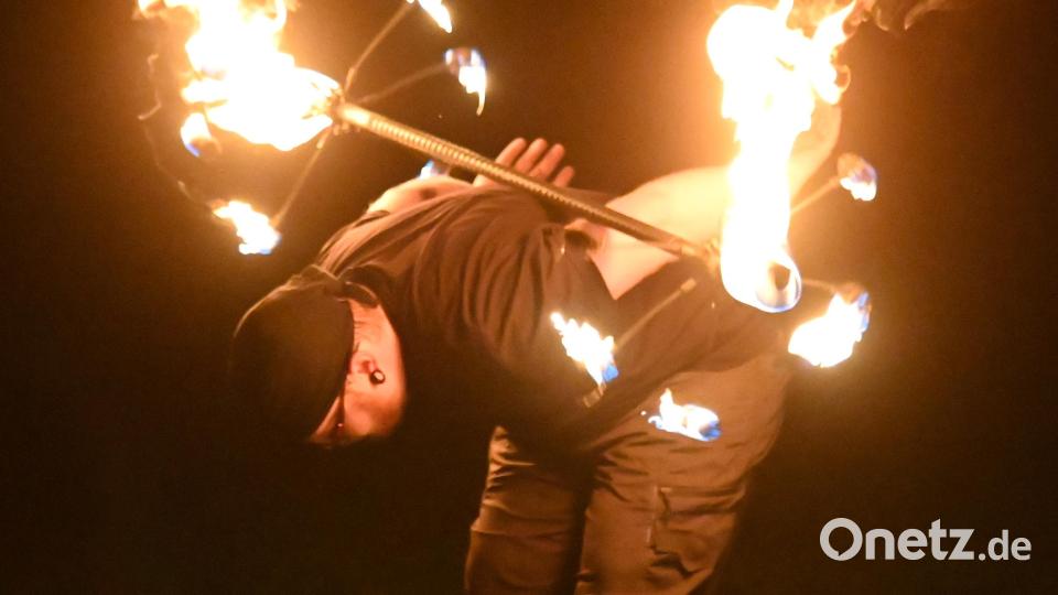 Höhepunkt des Vereinsjubiläums der Kurfürstlichen Schloßwache war eine beeindruckende und mit viel Applaus bedachte Feuershow. Bild: gf