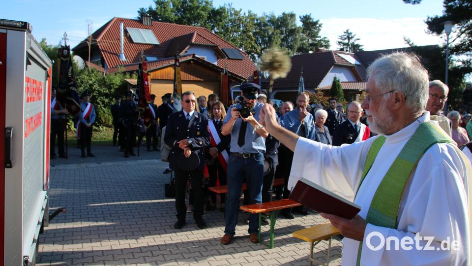 Pfarrer Edmund Prechtl segnet den Tragspritzenanhänger und übergibt ihn seiner Bestimmung. Bild: sne